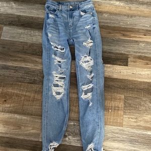 american eagle blue ripped mom jeans